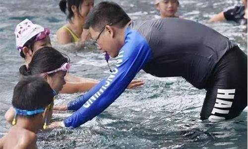 游泳教练的温润型教育_游泳教练很有耐心